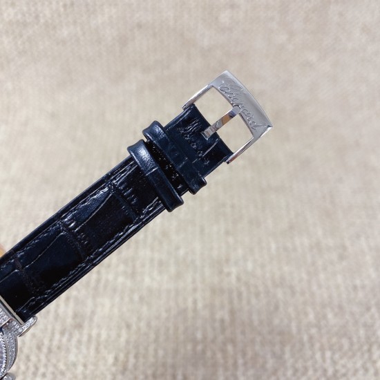 ★实拍 萧邦 CHOPARD IMPERIALE 系列腕表。独特风格带您走进一个新阶段并且成功塑造了崇尚自我表达和与众不同的生活化概念，316精钢材质，此表款全手工镶嵌施华洛世奇水晶钻，成为了美式奢侈生活风格的代表！进口石英机芯以及精细做工，佩戴贴手舒适，设计风格简约明朗。充满奢华璀璨的气息，光彩夺人、让你瞬间提升华丽的气质 ！