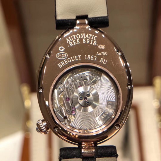 实拍 Breguet-宝玑那不勒斯皇后系列! 史上最强最美 超薄 最新升级版本 绝对值得拥有的一款 正品一致的拉丁料绢表带 蓝宝石拱桥弧形玻璃 表盘用天然白色珍珠母贝 阿拉伯数字时符 经典的蓝钢宝玑指针 6点位设有一颗水滴形钻石 机芯是586/1自动上链机 我们一直正品完美复刻 那不勒斯皇后款 绝对的女神气质名媛款 最重要的是百搭得来不失少女心 必入款❗带上一秒变女神,各种派对,晚会,聚会,约会,发布会,让你BlingBling。 实拍 Breguet-宝玑那不勒斯皇后系列! 史上最强最美 超薄 最新升级版本 绝对值得拥有的一款 正品一致的拉丁料绢表带 蓝宝石拱桥弧形玻璃 表盘用天然白色珍珠母贝 阿拉伯数字时符 经典的蓝钢宝玑指针 6点位设有一颗水滴形钻石 机芯是586/1自动上链机 我们一直正品完美复刻 那不勒斯皇后款 绝对的女神气质名媛款 最重要的是百搭得来不失少女心 必入款❗带上一秒变女神,各种派对,晚会,聚会,约会,发布会,让你BlingBling。