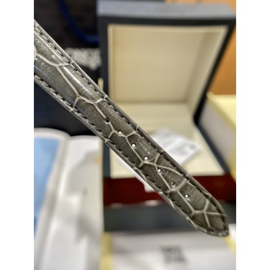 鳄鱼皮瑞士石英到货!浪琴表黛绰维纳20.80 X 32.00mm 石英女士腕表!瑞士石英,蓝宝石玻璃,鳄鱼皮表带,浪琴排名皇后级别的当属黛绰维纳系列女表 以意大利语中的Dolce Vita为名 寓意甜美生活 寓意意式生活邂逅现代浪漫 通过几何线条与柔美曲线塑造出现代优雅与妩媚姿态 银色表盘的雕花、以及蓝钢指针等精致细节都烘托出佩戴者纯正的优雅与贵气 ! 鳄鱼皮瑞士石英到货!浪琴表黛绰维纳20.80 X 32.00mm 石英女士腕表!瑞士石英,蓝宝石玻璃,鳄鱼皮表带,浪琴排名皇后级别的当属黛绰维纳系列女表 以意大利语中的Dolce Vita为名 寓意甜美生活 寓意意式生活邂逅现代浪漫 通过几何线条与柔美曲线塑造出现代优雅与妩媚姿态 银色表盘的雕花、以及蓝钢指针等精致细节都烘托出佩戴者纯正的优雅与贵气 !