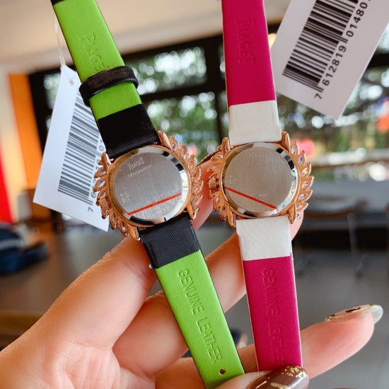 伯爵-PIAGET 全新高级珠宝系列,18K白金.玫瑰金,镶饰24颗马眼型切割美钻(约3.84克拉)是高级珠宝制作的一大挑战;钻石散发的耀眼光芒,皮带采用轻柔的缎面材质,与钻石造型形成优雅对比。原装尺寸31X7.8mm 伯爵-PIAGET 全新高级珠宝系列,18K白金.玫瑰金,镶饰24颗马眼型切割美钻(约3.84克拉)是高级珠宝制作的一大挑战;钻石散发的耀眼光芒,皮带采用轻柔的缎面材质,与钻石造型形成优雅对比。原装尺寸31X7.8mm