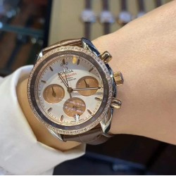 时光淙淙，细品每一刻芳香醇厚。欧米茄超霸系列38mm“卡布奇诺”有着双色的表盘配色，3个椭圆形小表盘的设计也令人眼前一亮。316精钢表壳福独特和欧米茄独特的Sedna️18K金搭配，整个表壳外圈镶钻，显得璀璨耀眼，匠具独心的双重表圈设计将钻石的闪亮光泽与超霸原型表款的运动精神完美融合，简直太显精致时髦感了！如此传奇的它颜值真的超能打，此款配色真的很治愈，不仅颜色百搭，完全不挑肤色！