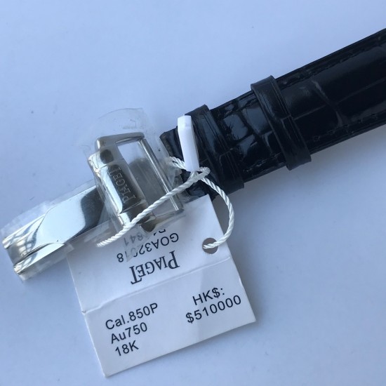 TW出品【高端品质复刻版】伯爵 黑带系列 Piaget BLACK -TIE系列GOA32017 男士腕表 枕形的表壳以不同的几何造型完美和谐地搭配在一起 体现出伯爵匠心独具的创意 造工精湛的机芯不仅拥有时 分和小秒针显示 同时还能区分昼夜 精确显示第二地时间 并配有大型日期显示窗 在设计典雅的表盘上清晰呈现各项功能 尺寸42mm 机芯型号 850P全自动机械 蓝宝石水晶玻璃 进口牛皮 原装折叠扣 是陪伴您外出旅游的最佳旅行腕表 TW出品【高端品质复刻版】伯爵 黑带系列 Piaget BLACK -TIE系列GOA32017 男士腕表 枕形的表壳以不同的几何造型完美和谐地搭配在一起 体现出伯爵匠心独具的创意 造工精湛的机芯不仅拥有时 分和小秒针显示 同时还能区分昼夜 精确显示第二地时间 并配有大型日期显示窗 在设计典雅的表盘上清晰呈现各项功能 尺寸42mm 机芯型号 850P全自动机械 蓝宝石水晶玻璃 进口牛皮 原装折叠扣 是陪伴您外出旅游的最佳旅行腕表