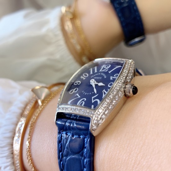 实拍 小红书强推 新色 FranckMuller 法兰克穆勒腕表是世界最知名的高级腕表品牌之一,也是无数男女明星的热捧之物。小酒桶型上手更潮,瑞士石英,表壳后盖桥形设计,贴手型 316上等精钢.26mm 实拍 小红书强推 新色 FranckMuller 法兰克穆勒腕表是世界最知名的高级腕表品牌之一,也是无数男女明星的热捧之物。小酒桶型上手更潮,瑞士石英,表壳后盖桥形设计,贴手型 316上等精钢.26mm