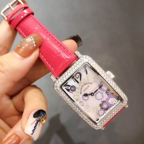 法兰克穆勒Franck muller- Long Island长岛系列时尚腕表,众多网红同款,316L精钢材质,搭配亮皮表带 纯手工施华洛世奇镶嵌工艺制作,满天星能折射更多的光线,突显野性和奢华的特征极其搭配,给各种风格的搭配带来新的光彩,精致典雅,奢华绽放。尺寸40mm*33mm*12mm 法兰克穆勒Franck muller- Long Island长岛系列时尚腕表,众多网红同款,316L精钢材质,搭配亮皮表带 纯手工施华洛世奇镶嵌工艺制作,满天星能折射更多的光线,突显野性和奢华的特征极其搭配,给各种风格的搭配带来新的光彩,精致典雅,奢华绽放。尺寸40mm*33mm*12mm