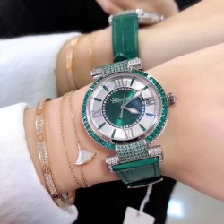 萧邦 CHOPARD IMPERIALE 系列腕表。独特风格带您走进一个新阶段并且成功塑造了崇尚自我表达和与众不同的生活化概念，316精钢材质，此表款全手工镶嵌施华洛世奇水晶钻，成为了美式奢侈生活风格的代表！进口石英机芯以及精细做工，佩戴贴手舒适，设计风格简约明朗。充满奢华璀璨的气息，光彩夺人、让你瞬间提升华丽的气质 ！