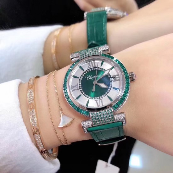 萧邦 CHOPARD IMPERIALE 系列腕表。独特风格带您走进一个新阶段并且成功塑造了崇尚自我表达和与众不同的生活化概念,316精钢材质,此表款全手工镶嵌施华洛世奇水晶钻,成为了美式奢侈生活风格的代表!进口石英机芯以及精细做工,佩戴贴手舒适,设计风格简约明朗。充满奢华璀璨的气息,光彩夺人、让你瞬间提升华丽的气质 ! 萧邦 CHOPARD IMPERIALE 系列腕表。独特风格带您走进一个新阶段并且成功塑造了崇尚自我表达和与众不同的生活化概念,316精钢材质,此表款全手工镶嵌施华洛世奇水晶钻,成为了美式奢侈生活风格的代表!进口石英机芯以及精细做工,佩戴贴手舒适,设计风格简约明朗。充满奢华璀璨的气息,光彩夺人、让你瞬间提升华丽的气质 !