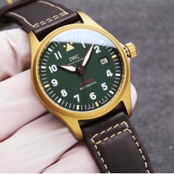 IWC 万国 喷火战机系列，日本全自动机械腕表，现震撼来袭，越带越有质感，尺寸39mm！后盖镌刻有“喷火战机”图案。栩栩如生，棕色意大利小牛皮表带！
