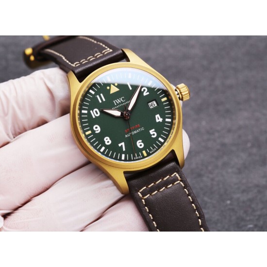 IWC 万国 喷火战机系列,日本全自动机械腕表,现震撼来袭,越带越有质感,尺寸39mm!后盖镌刻有“喷火战机”图案。栩栩如生,棕色意大利小牛皮表带! IWC 万国 喷火战机系列,日本全自动机械腕表,现震撼来袭,越带越有质感,尺寸39mm!后盖镌刻有“喷火战机”图案。栩栩如生,棕色意大利小牛皮表带!