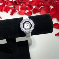 实拍 萧邦Happy Diamonds系列特别款 枫叶美丽并寓意着坚毅精神！即代表永恒爱情送给恋人，也代表对美好的回忆，可送给一路陪伴的朋友，还代表一种岁月的轮回。1比1超前做工同步首发！表面配置三块蓝宝石防刮玻璃，瑞士朗达机芯，尺寸：外径34mm内径14mm。表带14✖️12。