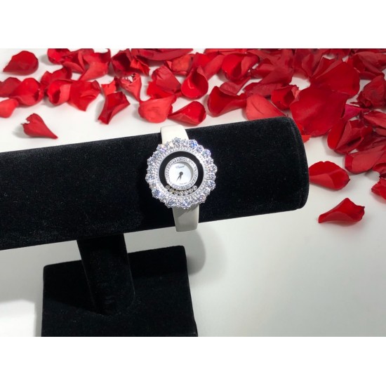 实拍 萧邦Happy Diamonds系列特别款 枫叶美丽并寓意着坚毅精神!即代表永恒爱情送给恋人,也代表对美好的回忆,可送给一路陪伴的朋友,还代表一种岁月的轮回。1比1超前做工同步首发!表面配置三块蓝宝石防刮玻璃,瑞士朗达机芯,尺寸:外径34mm内径14mm。表带14✖️12。 实拍 萧邦Happy Diamonds系列特别款 枫叶美丽并寓意着坚毅精神!即代表永恒爱情送给恋人,也代表对美好的回忆,可送给一路陪伴的朋友,还代表一种岁月的轮回。1比1超前做工同步首发!表面配置三块蓝宝石防刮玻璃,瑞士朗达机芯,尺寸:外径34mm内径14mm。表带14✖️12。