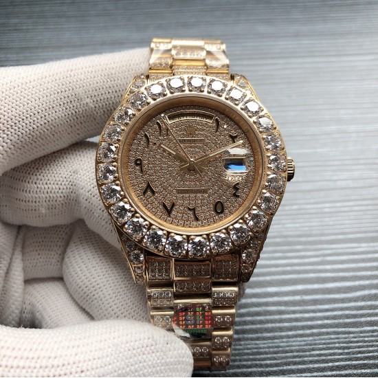 劳力士ROLEX R40 SF Factory 新款Oyster Perpetual Pearlmaster 39(蚝式恒动Pearlmaster 39)腕表,堪为宝石镶嵌腕表系列之瑰宝。 永恒黄金腕表镶嵌最珍稀的钻石,充分展现劳力士在宝石镶嵌方面的非凡技艺。品牌:Rolex劳力士系列:蚝式恒动腕表机芯:全自动机械表带:镶钻精钢表链尺寸:43.5 x 13mm材料:316精钢+蓝宝石玻璃 三杰精致推荐男士机械腕表 SJ为你精心打造超真实实物图拍摄 劳力士ROLEX R40 SF Factory 新款Oyster Perpetual Pearlmaster 39(蚝式恒动Pearlmaster 39)腕表,堪为宝石镶嵌腕表系列之瑰宝。 永恒黄金腕表镶嵌最珍稀的钻石,充分展现劳力士在宝石镶嵌方面的非凡技艺。品牌:Rolex劳力士系列:蚝式恒动腕表机芯:全自动机械表带:镶钻精钢表链尺寸:43.5 x 13mm材料:316精钢+蓝宝石玻璃 三杰精致推荐男士机械腕表 SJ为你精心打造超真实实物图拍摄