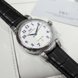 IWC万国 系列:150周年达文西系列1:1原装高端复刻 尺寸:40mm【表壳】每一个浑圆型的表壳都经过制表师专心致志的打磨，可移动式表耳使表带更加贴合手腕。两者配合使腕表产生独特的复古魅力。【机芯】采用优雅纤薄!!的海鸥独家定制自动上弦机芯，具备逆时针调试日历的功能（吻合正品）我们精心制作出万国表独特的外观魅力，更是追求复刻其内在的灵魂。