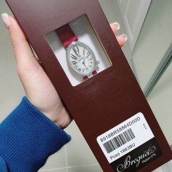 ⚠️到货啦 新版宝玑              实拍 Breguet-宝玑那不勒斯皇后系列！        史上最强最美 超薄 最新升级版本 绝对值得拥有的一款 正品一致的拉丁料绢表带 蓝宝石拱桥弧形玻璃 表盘用天然白色珍珠母贝 阿拉伯数字时符 经典的蓝钢宝玑指针 6点位设有一颗水滴形钻石  机芯是586/1自动上链机  我们一直正品完美复刻 那不勒斯皇后款 绝对的女神气质名媛款 最重要的是百搭得来不失少女心 必入款❗带上一秒变女神，各种派对，晚会，聚会，约会，发布会，让你BlingBling。