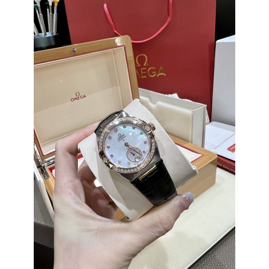 新款来袭!欧米茄/OMEGA星座系列最经典的一款 很多客人在找外圈带钻的欧米伽 此款硬货来了,此款星座系列钻石女表,手表直径34mm.采用日本1731机械机芯,(1:1)防炫目蓝宝石镜面,手表全套316L钢材,女士专用折叠扣。字面一级天然河贝母面镶嵌钻石刻度奢侈典雅.底盖为透视玻璃蓝宝石,机芯甲板采用欧米茄一贯批花风格,显示出超强立体感。搭配粉色,黑色鳄鱼皮、牛皮俩种选择。 新款来袭!欧米茄/OMEGA星座系列最经典的一款 很多客人在找外圈带钻的欧米伽 此款硬货来了,此款星座系列钻石女表,手表直径34mm.采用日本1731机械机芯,(1:1)防炫目蓝宝石镜面,手表全套316L钢材,女士专用折叠扣。字面一级天然河贝母面镶嵌钻石刻度奢侈典雅.底盖为透视玻璃蓝宝石,机芯甲板采用欧米茄一贯批花风格,显示出超强立体感。搭配粉色,黑色鳄鱼皮、牛皮俩种选择。