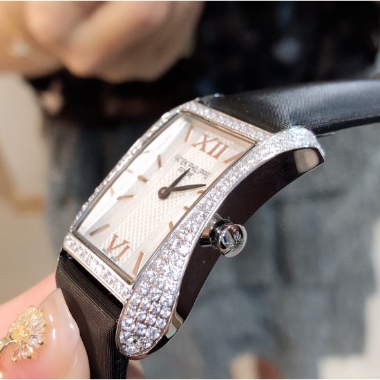实拍 PATEK PHILIPPE百达翡丽系列 女士腕表(白金表壳搭配沙丁布带,表圈镶嵌天然锆石,蓝宝石玻璃,搭载瑞士石英机芯,尺寸30*34*7毫米) 实拍 PATEK PHILIPPE百达翡丽系列 女士腕表(白金表壳搭配沙丁布带,表圈镶嵌天然锆石,蓝宝石玻璃,搭载瑞士石英机芯,尺寸30*34*7毫米)