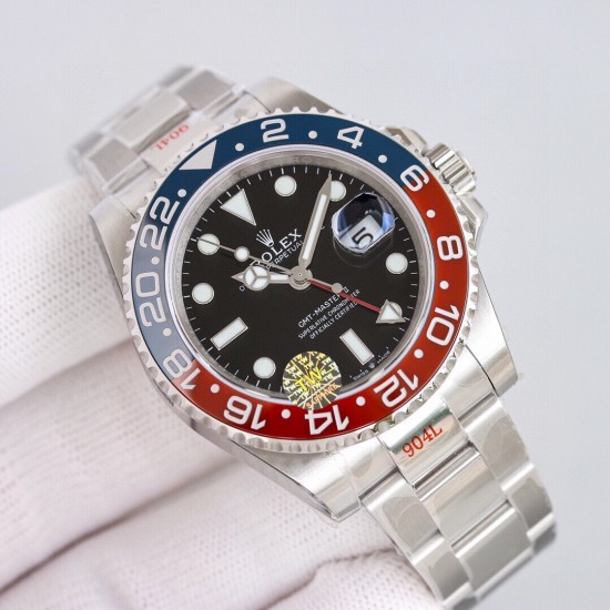 ROLEX 劳力士 GMT格林尼治 采用专柜机芯3285一体机芯蓝游丝和原版同样通过调试时针快跳调整日历的功能瞬跳，和原版一样的GMT双时区表针在底部时针上面的第二层，由下到上的顺序为：时针-双时区针-分钟-秒钟。[666][666]本次可乐/国米圈可以说是95%以上的相似度/在各个角度均有这个95%水准。后续有详细颜色对比。本次圈口为独立开发，区别于市面上的任何版本。[强]表盘/指针/玻璃/表壳就不再一一赘述，原装一比一开模制作，保持大厂工艺水准。