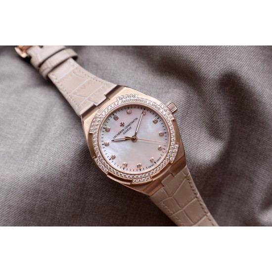 ★实拍 Vacheron Constantin江诗丹顿纵横四海系列OVERSEAS女款小号型2300v/2305v【表壳】表径3610.8mm 同步原装 质感细腻大方 蓝宝石镜面【字面】表盘经旭日纹缎面拉丝工艺处理 深邃优雅 18k金时标均带白色夜光涂层【机芯】CITIZEN8系列改Cal.5300机芯(机芯稳定零返修 )后原装18k纳米镀金质摆陀【表带扣】半马其他十字三片折叠式表扣 进口牛皮表带越欣赏 越懂欣赏 ★实拍 Vacheron Constantin江诗丹顿纵横四海系列OVERSEAS女款小号型2300v/2305v【表壳】表径3610.8mm 同步原装 质感细腻大方 蓝宝石镜面【字面】表盘经旭日纹缎面拉丝工艺处理 深邃优雅 18k金时标均带白色夜光涂层【机芯】CITIZEN8系列改Cal.5300机芯(机芯稳定零返修 )后原装18k纳米镀金质摆陀【表带扣】半马其他十字三片折叠式表扣 进口牛皮表带越欣赏 越懂欣赏