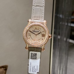 实拍 为你带来快乐——推出萧邦chopard Happy Sport满钻腕表！①卓越时计源于精湛工艺，双层蓝宝水晶玻璃之间，7颗施华洛世奇快乐彩钻活灵活现，完美诠释原装的韵味和感觉，镶满钻的表壳比例匀称，做工精湛，颗颗美钻饱满挺拔。②字面为了追求完美，耗时耗力，每一个刻度和英文logo都经过多次的独立开模，耗费多套模板，为你带来最接近原装的字面效果！③机芯采用进口石英机芯走时精准，④表带方面，为追求极致以及每一位客户的体验感，不惜成本采用牛皮皮表带，为你带来最高的体验手感制表技艺和宝石镶嵌完美融合！