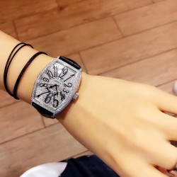 法穆兰 Franck Muller 是深受时尚白领及众多明星追捧的顶级腕表品牌，法兰克穆勒的标志性特征是其酒桶型表壳和夸张的弧度设计，同时也拥有精湛的制表工艺，法兰克穆勒手表凝聚了无限心血、承载了无尽情感，是鉴赏家眼中出类拔萃、独一无二的完美杰作。尺寸32mm*45mm*12mm。