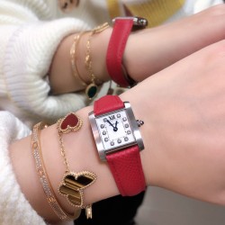 实拍卡地亚-CARTIER2020最新卡地亚法国坦克Cartier Tank Franaise系列，一款百搭性价比又高的手表 搭配全新专柜欧版风格定制的原厂表带，进口瑞士石英机芯。八角形表冠，镶嵌一颗凸圆形合成尖晶石，剑形蓝钢指针，蓝宝石水晶镜面，采用与原装一致的实心内罩，尺寸：25 x 20mm。佩戴舒适柔软服帖，上手显得高贵又典雅，很气质很女人独家货源。