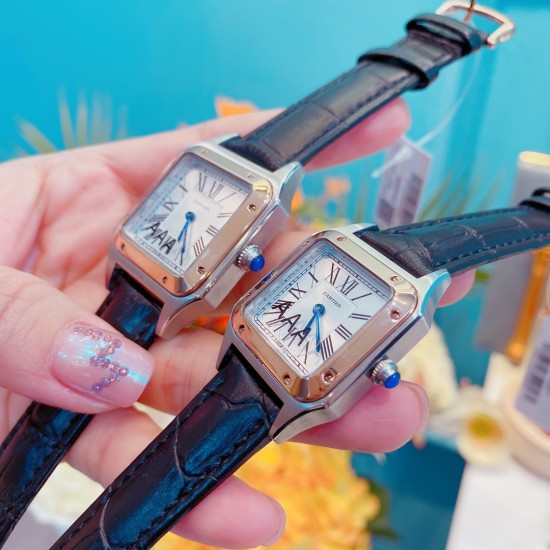 实拍升级版✨卡地亚(Cartier )新款超薄山度士腕表 日内瓦表展新款 Santos-Dumont系列 进口瑞士石英机芯 精钢表壳 圆珠形表冠 镶嵌一颗凸圆形蓝宝石 镀银磨砂表盘 阳光射线纹饰效果 罗马数字时标 剑形蓝钢指针 蓝宝石水晶镜面 大号:42 mm.小号36mm 实拍升级版✨卡地亚(Cartier )新款超薄山度士腕表 日内瓦表展新款 Santos-Dumont系列 进口瑞士石英机芯 精钢表壳 圆珠形表冠 镶嵌一颗凸圆形蓝宝石 镀银磨砂表盘 阳光射线纹饰效果 罗马数字时标 剑形蓝钢指针 蓝宝石水晶镜面 大号:42 mm.小号36mm