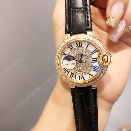 卡地亚女士蓝气球满钻系列，石英腕表齐色出货[色]伦敦时尚风格 日月星辰大框显示 星空运转 时间流淌 特殊工艺切割方钻 镶嵌圈口 个性 完美 搭载瑞士原装进口石英机芯 走时精准 进口高亮漆牛皮带  卡地亚原装折叠扣 直径36mm 厚8mm 「购买请认准独家背景实物细节拍摄」✔️