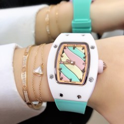 实拍 理查德米勒 RichardMille 糖果棉花糖 最新爆款 bon bon系列最稀有的作品！克服传统工艺打破模式！钟表最受尊敬的技术之一。不是所有人的嫁妆，棉花糖运动曲线和颜色，它们是诱人的。有了理查德米勒，实现了把棉花糖戴在你的手腕上！白色陶瓷加上黄粉绿搪瓷表盘，RM-07柔和的颜色创造了一个组合...甜蜜！糖果店的一次旅行，一个让人难以置信的艺术品。你会戴上它吗？