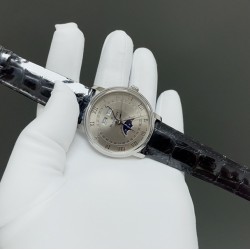 宝珀villeret 经典6654 全新V3升级版来咯从“芯”出发，去繁就简 让属于你的分秒瞬间更加完整！ 升级亮点【机芯】1.全新进口Cal.6654机芯 摆幅28800 走时更精准2.升级秒针实心大中轴 同步正品3.烫金立体工艺月相盘4.对版后盖见光比例 宝珀6654 全新V3升级版——你值得拥有！