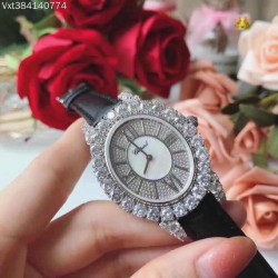 商品编号:384140774萧邦 LHEURE DU DIAMANT MEDIUM OVAL 此款LHeure du Diamant 椭圆形切割贝壳雕纹镶钻表盘 环以点缀钻石的表圈 优雅气韵 时尚风格和萧邦精湛的手工艺尽显无遗 光华耀目商品规格:默认规格