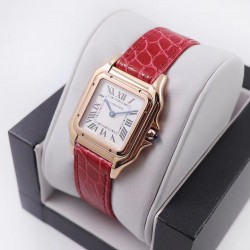 实拍 8848F Panthre de Cartier 卡地亚猎豹手表，华丽而不羁，是Panthre de Cartier猎豹所传达的美学风格。它线条流畅，魅惑动人，柔软服帖于腕间，宛若在肌肤上翩翩起舞。独特的造型彰显成熟优雅、自信动人的女性形象。表壳一体成型，搭配正品使用原装瑞士石英机芯，316L精钢壳套，镶嵌钻石 把头镶嵌一颗合成蓝色尖晶石，镀银表盘，剑形蓝钢指针，100%三度防水，尺寸：27 x 37毫米，22*30毫米，二个尺寸。每块表都有独立的机身编号。