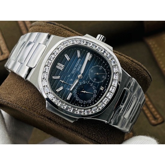 【PFF Factory2021牛年力作】V2升级版 【市场最高品质版本】百达.翡丽Patekphilippe运动系列(鹦鹉螺)5724(霸道总裁)升级版!1⃣️所有功能同正品(10字位动能显示,7字位日历和月相 4字位小秒针),和原装一样的带水平压纹图案,带荧光刻度 !2⃣️直径40毫米,904L精钢镀金,蓝宝石玻璃镜面。3⃣️5722和5724款的外钻为施华洛世奇钻,通透闪亮,气质非凡。在目前技术范畴内尽可能接近原装,此款腕表可以让您驾驭所有场合!PFF匠心之作 欢迎您的品鉴! 【PFF Factory2021牛年力作】V2升级版 【市场最高品质版本】百达.翡丽Patekphilippe运动系列(鹦鹉螺)5724(霸道总裁)升级版!1⃣️所有功能同正品(10字位动能显示,7字位日历和月相 4字位小秒针),和原装一样的带水平压纹图案,带荧光刻度 !2⃣️直径40毫米,904L精钢镀金,蓝宝石玻璃镜面。3⃣️5722和5724款的外钻为施华洛世奇钻,通透闪亮,气质非凡。在目前技术范畴内尽可能接近原装,此款腕表可以让您驾驭所有场合!PFF匠心之作 欢迎您的品鉴!