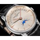 全新升级版Vacheron constantin 经典之美品鉴江诗丹顿传承逆跳日历款腕表 型号4010U/000R-B329。盘面设计独树一帜,功能简单实用。采用自制Cal.2460 R31L/1机芯 直径42.5毫米 。搭配意大利牛皮原装表扣,佩戴更舒适,简敛精致不失优雅,经典传承 永不过时 全新升级版Vacheron constantin 经典之美品鉴江诗丹顿传承逆跳日历款腕表 型号4010U/000R-B329。盘面设计独树一帜,功能简单实用。采用自制Cal.2460 R31L/1机芯 直径42.5毫米 。搭配意大利牛皮原装表扣,佩戴更舒适,简敛精致不失优雅,经典传承 永不过时