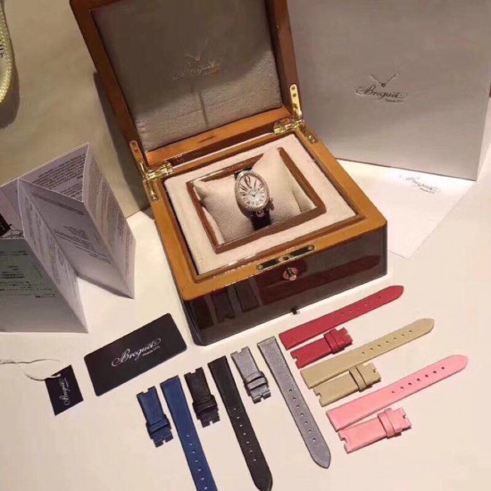 Breguet-宝玑 那不勒斯皇后系列!蓝宝石拱桥弧形玻璃 表盘用天然白色珍珠母贝 阿拉伯数字时符 经典的蓝钢宝玑指针 6点位设有一颗水钻 那不勒斯皇后款 绝对的女神气质名媛款 最重要的是百搭得来不失少女心 必入款❗带上一秒变女神,各种派对,晚会,聚会,约会,发布会,让你BlingBling。 Breguet-宝玑 那不勒斯皇后系列!蓝宝石拱桥弧形玻璃 表盘用天然白色珍珠母贝 阿拉伯数字时符 经典的蓝钢宝玑指针 6点位设有一颗水钻 那不勒斯皇后款 绝对的女神气质名媛款 最重要的是百搭得来不失少女心 必入款❗带上一秒变女神,各种派对,晚会,聚会,约会,发布会,让你BlingBling。