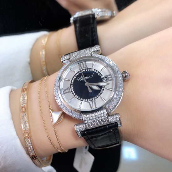 实拍 萧邦 CHOPARD IMPERIALE 系列腕表。独特风格带您走进一个新阶段并且成功塑造了崇尚自我表达和与众不同的生活化概念,316精钢材质,此表款全手工镶嵌施华洛世奇水晶钻,成为了美式奢侈生活风格的代表!进口石英机芯以及精细做工,佩戴贴手舒适,设计风格简约明朗。充满奢华璀璨的气息,光彩夺人、让你瞬间提升华丽的气质 ! 实拍 萧邦 CHOPARD IMPERIALE 系列腕表。独特风格带您走进一个新阶段并且成功塑造了崇尚自我表达和与众不同的生活化概念,316精钢材质,此表款全手工镶嵌施华洛世奇水晶钻,成为了美式奢侈生活风格的代表!进口石英机芯以及精细做工,佩戴贴手舒适,设计风格简约明朗。充满奢华璀璨的气息,光彩夺人、让你瞬间提升华丽的气质 !
