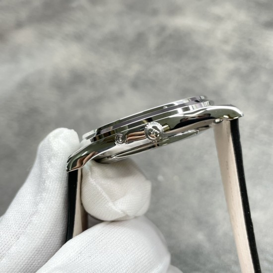 积家月相大师系列正装男表Q1368420.(表壳直径39mm,厚度9.9mm)数控精雕立体月相盘,完美还原原装!搭载Miyota9015魔改一体Cal.925/1机芯,镂空链条盒让机芯看起来“更积家”!自动陀电镀了特调的K金色,并非市场上普通的红玫瑰金,实实在在匠心打造!出货实拍 积家月相大师系列正装男表Q1368420.(表壳直径39mm,厚度9.9mm)数控精雕立体月相盘,完美还原原装!搭载Miyota9015魔改一体Cal.925/1机芯,镂空链条盒让机芯看起来“更积家”!自动陀电镀了特调的K金色,并非市场上普通的红玫瑰金,实实在在匠心打造!出货实拍