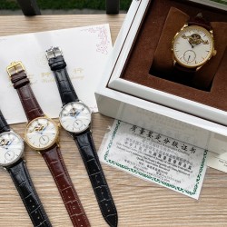积家 Jaeger Lecoultre 大师系列，精品男士腕表，多功能设计，技艺精湛，独具匠心，尊贵大气，绅士风范。采用全自动机械机芯，顶级316精钢表壳，进口小牛皮表带，矿物质超强镜面，尺寸43-13