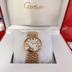 新款卡地亚BALLON BLANC DE CARTIER 女士腕表瑞士石英蓝宝石水晶玻璃表盘材质镀银阳光射线纹饰磨砂表盘 剑形镀金指针 表壳材质镶嵌明亮式切割圆钻 4时位置镶嵌明亮式切割圆钻 表径30毫米厚度8.40毫米