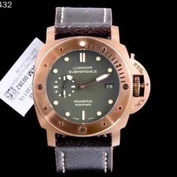 VS沛纳海 Pam382 升级V2啦！[色]。机芯功能升级：时针单独调时  通过时针调历。机芯背透 ：摆轮与正品一致 螺丝孔位95%以上接近正品。47mm，搭载自动上链机芯，大家常说硬汉风格什么的，我觉得青铜382才是最最硬汉的沛纳海，不光在造型上够钢猛，青铜材质更是在经过岁月洗礼后变得不一样，有经历，有故事，有一种沧桑感，这才是真正的硬汉！敢死队同款哦！商品规格:默认规格