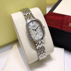 LONGINES 浪琴 Symphonette圆舞曲升级版系列腕表，表壳镶方钻高端大气之作 原装进口两针半石英机芯，精致视角美感，尺寸23*32cm！