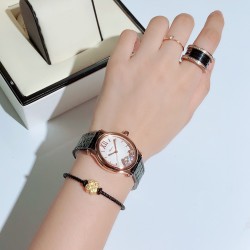 实拍 萧邦-ChopardHappy Sport Oval 石英版本腕表精钢表壳制表工艺与优雅美学风格巧妙结合，以此来展示女性魅力和技术性能。玫瑰金真空电镀材质，既优雅又时尚，以圆润柔美的曲线演绎隽永女性魅力。萧邦对象征永恒的椭圆形展现新颖诠释，打造出一款献给女性的臻礼，许下一个象征快乐的诚挚诺言。Happy Spor欢快嬉戏、自由旋转的水钻珠子在两片蓝宝石水晶之间愉悦轻舞。表壳 约30mm珍珠贝壳彩色表盘搭配光泽亮皮纹表带针扣穿戴C表扣。