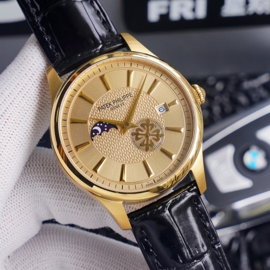 2⃣0⃣2⃣0⃣最新款百达翡丽《Patek Philippe》月[月亮]相[太阳]系列！九字位日月星辰功能，独特的4时位小秒logo，搭载原装进口call8219月相机芯(0返修0售后），蓝宝石玻璃镜面，进口意大利牛皮 ，（可配钢带）尺寸40mm，厚度10mm，三度防水性能，简约商外观，让你感受傲慢绅士气息，完美彰显其百达翡丽腕表的皇家血统，值得全球称赞。⚠️请认准独家品质