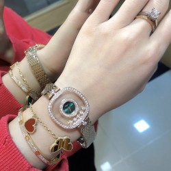 实拍 萧邦新增绿色表盘HAPPY DIAMONDS系列快乐钻腕表 3层蓝宝石玻璃镜面 我们就是自己的神话 原厂瑞士石英机芯 镜面内5颗快乐钻自由转动 活动钻石围绕表盘回旋起舞 制作精巧的表壳玩味透明概念 chopard家标志性的Happy钻石在两片蓝宝石水晶玻璃 形成的空间内自由滑动 充分展现自由和欢快的感觉 表壳顶端与底端各缀有一圈钻石 树叶形指针 较小的同心圆为珍珠母贝质地 呈圆满的球型 两个同心圆环上皆全手工镶有钻石 七颗灵动钻石如悬空漂浮一般 细节见真知。