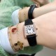 实拍卡地亚-CARTIER2020最新卡地亚法国坦克Cartier Tank Franaise系列,一款百搭性价比又高的手表 搭配全新专柜欧版风格定制的原厂表带,进口瑞士石英机芯。八角形表冠,镶嵌一颗凸圆形合成尖晶石,剑形蓝钢指针,蓝宝石水晶镜面,采用与原装一致的实心内罩,尺寸:25 x 20mm。佩戴舒适柔软服帖,上手显得高贵又典雅,很气质很女人独家货源。 实拍卡地亚-CARTIER2020最新卡地亚法国坦克Cartier Tank Franaise系列,一款百搭性价比又高的手表 搭配全新专柜欧版风格定制的原厂表带,进口瑞士石英机芯。八角形表冠,镶嵌一颗凸圆形合成尖晶石,剑形蓝钢指针,蓝宝石水晶镜面,采用与原装一致的实心内罩,尺寸:25 x 20mm。佩戴舒适柔软服帖,上手显得高贵又典雅,很气质很女人独家货源。