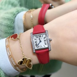 实拍卡地亚-CARTIER2020最新卡地亚法国坦克Cartier Tank Franaise系列，一款百搭性价比又高的手表 搭配全新专柜欧版风格定制的原厂表带，进口瑞士石英机芯。八角形表冠，镶嵌一颗凸圆形合成尖晶石，剑形蓝钢指针，蓝宝石水晶镜面，采用与原装一致的实心内罩，尺寸：25 x 20mm。佩戴舒适柔软服帖，上手显得高贵又典雅，很气质很女人独家货源。