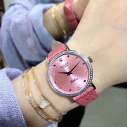 实拍 劳力士2020新品女性腕表 高级腕表ROLEX，一见倾心。劳力士切利尼女款奢华版惊艳上市，表面镶嵌12颗施洛华世奇彩钻，蕴意生命多姿多彩。表盘32尺寸，适配所有女神的手腕。手表搭载进口9015机芯，厚度仅为8毫米，足够薄，让您佩戴更舒适！