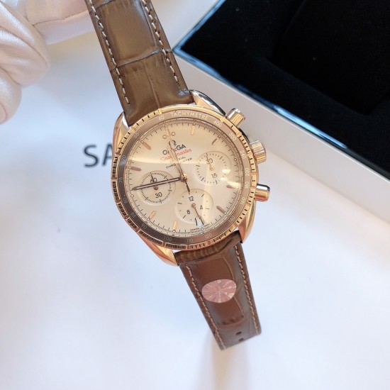 时光淙淙,细品每一刻芳香醇厚。欧米茄超霸系列38mm“卡布奇诺”有着双色的表盘配色,3个椭圆形小表盘的设计也令人眼前一亮。316精钢表壳福独特和欧米茄独特的Sedna️18K金搭配,整个表壳外圈镶钻,显得璀璨耀眼,匠具独心的双重表圈设计将钻石的闪亮光泽与超霸原型表款的运动精神完美融合,简直太显精致时髦感了!「MX实拍」如此传奇的它颜值真的超能打,此款配色真的很治愈,不仅颜色百搭,完全不挑肤色! 时光淙淙,细品每一刻芳香醇厚。欧米茄超霸系列38mm“卡布奇诺”有着双色的表盘配色,3个椭圆形小表盘的设计也令人眼前一亮。316精钢表壳福独特和欧米茄独特的Sedna️18K金搭配,整个表壳外圈镶钻,显得璀璨耀眼,匠具独心的双重表圈设计将钻石的闪亮光泽与超霸原型表款的运动精神完美融合,简直太显精致时髦感了!「MX实拍」如此传奇的它颜值真的超能打,此款配色真的很治愈,不仅颜色百搭,完全不挑肤色!