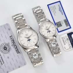 【赵丽颖同款】Longines浪琴 名匠系列情侣‍‍腕表。全新浪琴名匠月相腕表系列。 诠释女性高贵典雅。精钢表壳直径：34毫米尺寸。官方一致6字位月相1-31日期显示功能。进口石英机芯。三码合一。采用进口头层牛皮、原装蝴蝶扣。珍珠母贝表盘在女表中是运用较多的元素，浪琴为其搭配了12颗钻石时标，将女性魅力发挥到极致。盘面6点钟位置的小表盘显示月相和日期，兼顾实用性和浪漫感，精巧别致。字表盘扫描打版，颜色、“麦粒”格纹深浅、内影字体大小粗细与正品完全一致。 三码合一认准编号