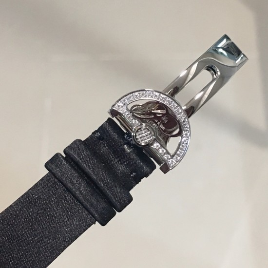 ⚠️到货啦 新版宝玑 实拍 Breguet-宝玑那不勒斯皇后系列! 史上最强最美 超薄 最新升级版本 绝对值得拥有的一款 正品一致的拉丁料绢表带 蓝宝石拱桥弧形玻璃 表盘用天然白色珍珠母贝 阿拉伯数字时符 经典的蓝钢宝玑指针 6点位设有一颗水滴形钻石 机芯是586/1自动上链机 我们一直正品完美复刻 那不勒斯皇后款 绝对的女神气质名媛款 最重要的是百搭得来不失少女心 必入款❗带上一秒变女神,各种派对,晚会,聚会,约会,发布会,让你BlingBling。 ⚠️到货啦 新版宝玑 实拍 Breguet-宝玑那不勒斯皇后系列! 史上最强最美 超薄 最新升级版本 绝对值得拥有的一款 正品一致的拉丁料绢表带 蓝宝石拱桥弧形玻璃 表盘用天然白色珍珠母贝 阿拉伯数字时符 经典的蓝钢宝玑指针 6点位设有一颗水滴形钻石 机芯是586/1自动上链机 我们一直正品完美复刻 那不勒斯皇后款 绝对的女神气质名媛款 最重要的是百搭得来不失少女心 必入款❗带上一秒变女神,各种派对,晚会,聚会,约会,发布会,让你BlingBling。