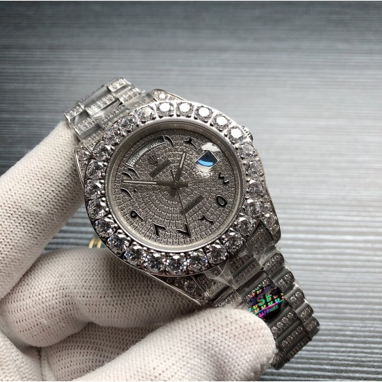 劳力士ROLEX R40 SF Factory 新款Oyster Perpetual Pearlmaster 39(蚝式恒动Pearlmaster 39)腕表,堪为宝石镶嵌腕表系列之瑰宝。 永恒黄金腕表镶嵌最珍稀的钻石,充分展现劳力士在宝石镶嵌方面的非凡技艺。品牌:Rolex劳力士系列:蚝式恒动腕表机芯:全自动机械表带:镶钻精钢表链尺寸:43.5 x 13mm材料:316精钢+蓝宝石玻璃 三杰精致推荐男士机械腕表 SJ为你精心打造超真实实物图拍摄 劳力士ROLEX R40 SF Factory 新款Oyster Perpetual Pearlmaster 39(蚝式恒动Pearlmaster 39)腕表,堪为宝石镶嵌腕表系列之瑰宝。 永恒黄金腕表镶嵌最珍稀的钻石,充分展现劳力士在宝石镶嵌方面的非凡技艺。品牌:Rolex劳力士系列:蚝式恒动腕表机芯:全自动机械表带:镶钻精钢表链尺寸:43.5 x 13mm材料:316精钢+蓝宝石玻璃 三杰精致推荐男士机械腕表 SJ为你精心打造超真实实物图拍摄
