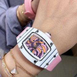 实拍 最新理查珐琅棉花糖理查德米勒 RichardMille 珐琅棉花糖 最新爆款 bon bon系列最稀有的作品！克服传统工艺打破模式！钟表最受尊敬的技术之一。不是所有人的嫁妆，棉花糖运动曲线和颜色，它们是诱人的。有了理查德米勒，实现了把棉花糖戴在你的手腕上！白色陶瓷加上黄粉绿搪瓷表盘，RM-07柔和的颜色创造了一个组合...甜蜜！糖果店的一次旅行，一个让人难以置信的艺术品。你会戴上它吗？